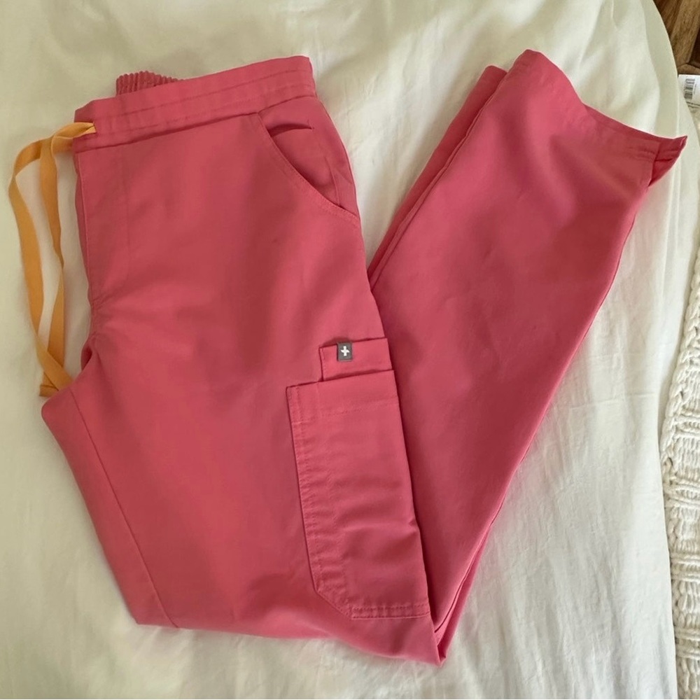 Figs neon pink yola xs